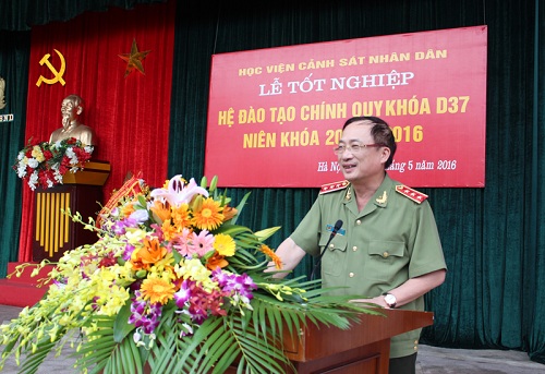 Thượng tướng, TS. Nguyễn Văn Thành, Thứ trưởng Bộ Công an chúc mừng các tân sĩ quan khóa D37, D24 Lào và D1 Campuchia.